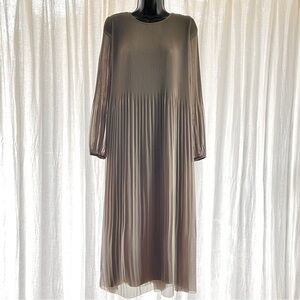 Aritzia Wilfred Elegant Pleated Dress in Sage Green